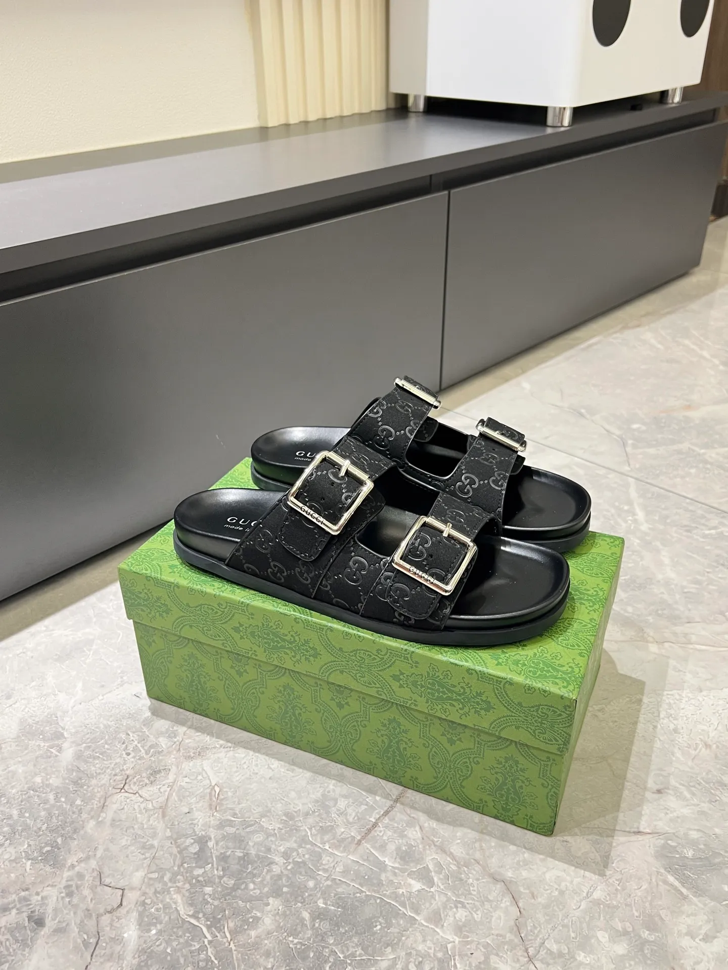 Men's Men's Shoes 💰p320 "GUCC＊" These slippers are made of GG polyester and feature a Gucci label on the front, adding a bold logo feel to the style. "Gucci Made in Italy" stamped label Rubber sole. Size 38-44